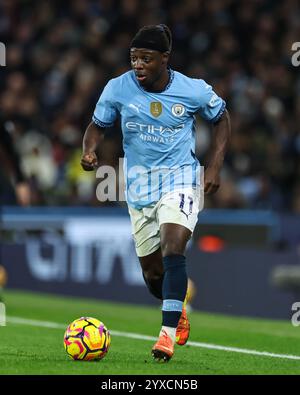 Jeremy Doku del Manchester City fa una pausa con il pallone durante la partita di Premier League Manchester City vs Manchester United all'Etihad Stadium, Manchester, Regno Unito, 15 dicembre 2024 (foto di Mark Cosgrove/News Images) Foto Stock