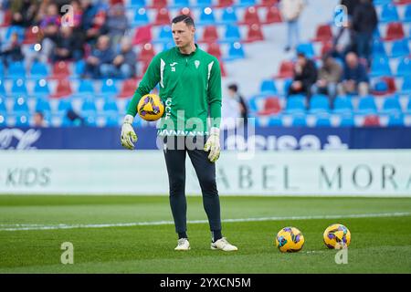 Valencia, Spagna. 15 dicembre 2024. VALENCIA, SPAGNA - 14 DICEMBRE: Ramon Vila portiere del Cordoba CF guarda prima della partita LaLiga Hypermotion tra Levante UD e Cordoba CF allo stadio Ciutat de Valencia il 14 dicembre 2024 a Valencia, Spagna. (Foto di Jose Torres/Photo Players Images/Magara Press) credito: Magara Press SL/Alamy Live News Foto Stock