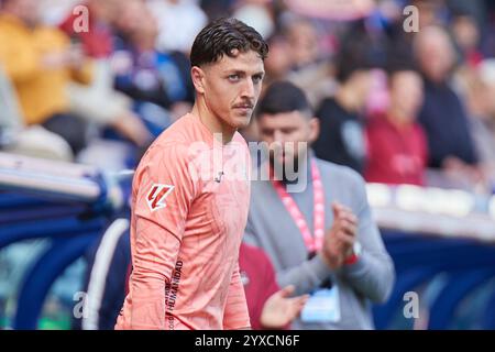 Valencia, Spagna. 15 dicembre 2024. VALENCIA, SPAGNA - 14 DICEMBRE: Carlos Marin portiere del Cordoba CF guarda durante l'Hypermotion match LaLiga tra Levante UD e Cordoba CF allo stadio Ciutat de Valencia il 14 dicembre 2024 a Valencia, Spagna. (Foto di Jose Torres/Photo Players Images/Magara Press) credito: Magara Press SL/Alamy Live News Foto Stock