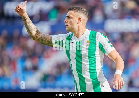 Valencia, Spagna. 15 dicembre 2024. VALENCIA, SPAGNA - 14 DICEMBRE: Carlos Isaac, destro del Cordoba CF, reagisce durante la partita di Ipermotion LaLiga tra Levante UD e Cordoba CF allo stadio Ciutat de Valencia il 14 dicembre 2024 a Valencia, Spagna. (Foto di Jose Torres/Photo Players Images/Magara Press) credito: Magara Press SL/Alamy Live News Foto Stock