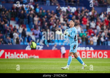 Valencia, Spagna. 15 dicembre 2024. VALENCIA, SPAGNA - 14 DICEMBRE: Andres Fernandez portiere del Levante UD festeggia il 14 dicembre 2024 a Valencia, in Spagna, la partita LaLiga Hypermotion tra Levante UD e Cordoba CF. (Foto di Jose Torres/Photo Players Images/Magara Press) credito: Magara Press SL/Alamy Live News Foto Stock