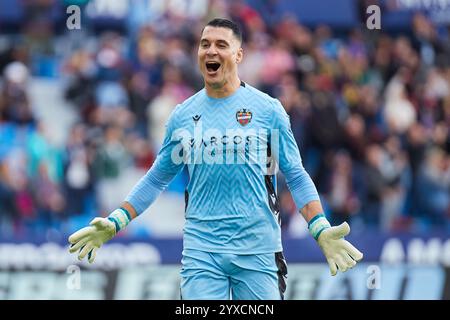 Valencia, Spagna. 15 dicembre 2024. VALENCIA, SPAGNA - 14 DICEMBRE: Andres Fernandez portiere del Levante UD festeggia il 14 dicembre 2024 a Valencia, in Spagna, la partita LaLiga Hypermotion tra Levante UD e Cordoba CF. (Foto di Jose Torres/Photo Players Images/Magara Press) credito: Magara Press SL/Alamy Live News Foto Stock