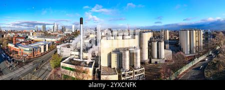 Immagine aerea della fabbrica di birra Heineken che mostra grandi vasche cilindriche e una cisterna di affumicatura, situata in Denmark Rd, Manchester Regno Unito Foto Stock