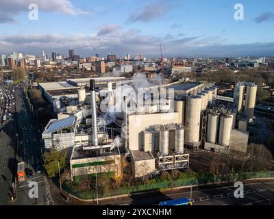 Immagine aerea della fabbrica di birra Heineken che mostra grandi vasche cilindriche e una cisterna di affumicatura, situata in Denmark Rd, Manchester Regno Unito Foto Stock