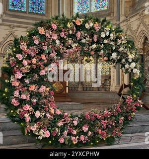 Mostra floreale nella cappella del Tyntesfield National Trust, Natale, dicembre Foto Stock