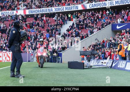 MADRID, SPAGNA - 15 dicembre: Il campione del mondo Moto GP Jorge Martin celebra il suo campionato prima della partita della Liga 2024/25 tra l'Atletico de Madrid e Getafe allo Stadio Riyadh Air Metropolitano. Crediti: Guille Martinez/AFLO/Alamy Live News Foto Stock