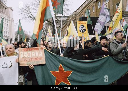 Londra, Regno Unito. 15 dicembre 2024. I sostenitori si riuniscono fuori Downing Street per una manifestazione organizzata dall'Assemblea del popolo curdo. La protesta mette in evidenza la solidarietà con l'amministrazione autonoma della Siria nord-orientale (Rojava) e condanna le azioni del regime turco e dei suoi estremisti siriani. I partecipanti chiedono il riconoscimento internazionale e l'azione contro le violazioni dei diritti umani nella regione. (Foto di Joao Daniel Pereira/Sipa USA) credito: SIPA USA/Alamy Live News Foto Stock