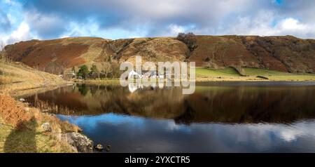 Watendlath Tarn e fattoria, Watendlath nel Lake District inglese, Cumbria, Inghilterra, Regno Unito Foto Stock