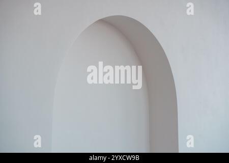 Curva architettonica minimalista con luce naturale soffusa. Foto Stock