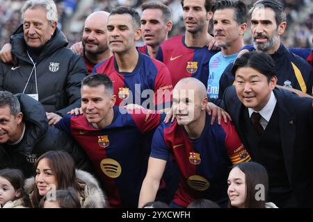 Tokyo, Giappone. 15 dicembre 2024. Gli ex giocatori del Barcellona Andrres Iniesta (C, R), Javier Saviola (C, L) posa per una foto con i membri della squadra dopo la partita di calcio "El Clasico in Tokyo" tra leggende del barca e leggende del Real Madrid a Tokyo domenica 15 dicembre 2024. Andres Iniesta ha tenuto una cerimonia di addio per il suo portaerei professionale. (Foto di Yoshio Tsunoda/AFLO) Foto Stock