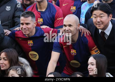 Tokyo, Giappone. 15 dicembre 2024. Gli ex giocatori del Barcellona Andrres Iniesta (C) e Javier Saviola (L) posano per una foto dopo la partita di calcio "El Clasico in Tokyo" tra leggende barca e leggende del Real Madrid a Tokyo domenica 15 dicembre 2024. Andres Iniesta ha tenuto una cerimonia di addio per il suo portaerei professionale. (Foto di Yoshio Tsunoda/AFLO) Foto Stock