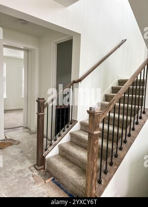 Scala e mansarda aperta in una nuova costruzione della casa incompiuta Foto Stock