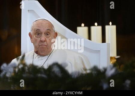 Papa Francesco alla Cattedrale di Santa Maria Assunta, dove è stato accolto da canzoni corse eseguite da artisti dell'isola prima di entrare nell'edificio per rivolgersi al clero intorno alla preghiera dell'Angelus ad Ajaccio, Corsica, Francia il 15 dicembre 2024. Foto di Franck Castel/ABACAPRESS. COM credito: Abaca Press/Alamy Live News Foto Stock