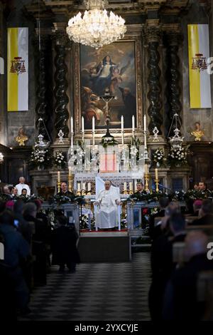 Papa Francesco alla Cattedrale di Santa Maria Assunta, dove è stato accolto da canzoni corse eseguite da artisti dell'isola prima di entrare nell'edificio per rivolgersi al clero intorno alla preghiera dell'Angelus ad Ajaccio, Corsica, Francia il 15 dicembre 2024. Foto di Franck Castel/ABACAPRESS. COM credito: Abaca Press/Alamy Live News Foto Stock