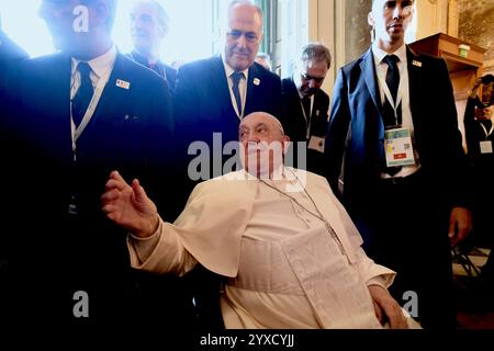 Papa Francesco alla Cattedrale di Santa Maria Assunta, dove è stato accolto da canzoni corse eseguite da artisti dell'isola prima di entrare nell'edificio per rivolgersi al clero intorno alla preghiera dell'Angelus ad Ajaccio, Corsica, Francia il 15 dicembre 2024. Foto di Franck Castel/ABACAPRESS. COM credito: Abaca Press/Alamy Live News Foto Stock