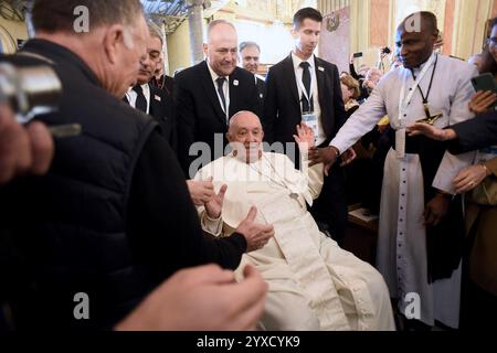 Papa Francesco alla Cattedrale di Santa Maria Assunta, dove è stato accolto da canzoni corse eseguite da artisti dell'isola prima di entrare nell'edificio per rivolgersi al clero intorno alla preghiera dell'Angelus ad Ajaccio, Corsica, Francia il 15 dicembre 2024. Foto di Franck Castel/ABACAPRESS. COM credito: Abaca Press/Alamy Live News Foto Stock