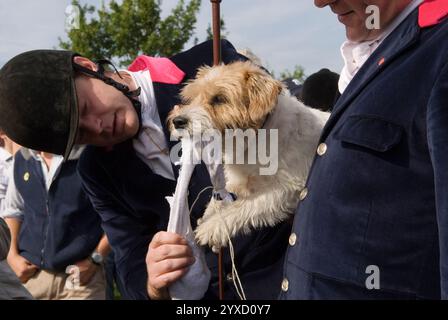Duncan Macpherson cerca di procurarsi lo scoiattolo della caccia alla drag, che è in realtà un calzino lontano da Jack Russell terrier Dillion mentre la Connaught Square Squirrel Hunt si svolge a Hyde Park, Londra, Inghilterra. L'evento di oggi era stato pianificato come un incontro a cavallo, ma è stato annullato in quanto troppi manifestanti anti anti-caccia avrebbero dovuto scegliere l'evento. Invece un raduno di membri della caccia e amici camminò fino a Hyde Park per inseguire un vecchio paio di calzini. 2006 2000 UK HOMER SYKES. Foto Stock