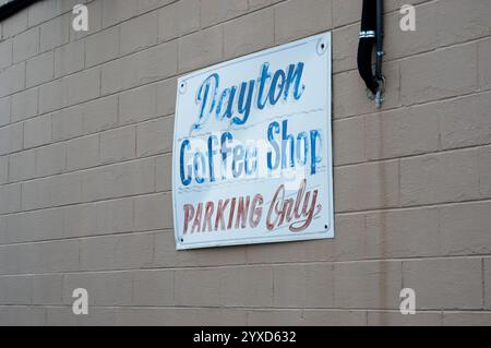 Dayton, TN USA - 12-14-2024 - cartello usurato e sbiadito su un muro dipinto per il Dayton Coffee Shop Foto Stock