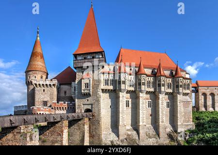 Risalente al 1440, il castello di Corvin (noto anche come castello di Hunyadi) a Hunedoara, in Romania, è uno dei castelli più belli e grandi d'Europa. La Foto Stock