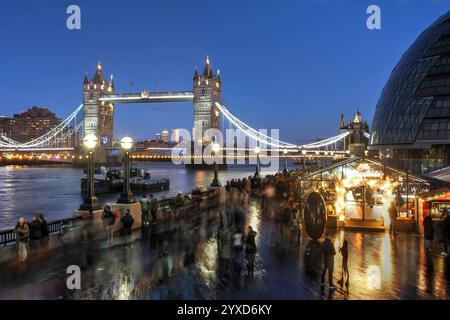 London Tower Bridge e Christmas Market by the River, Regno Unito. Foto Stock