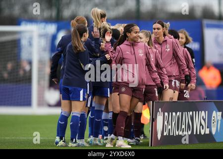 REGNO UNITO. 15 dicembre 2024. Everton FC vs Manchester City FC Barclays Womens Super League WALTON HALL PARK STADIUM, INGHILTERRA - il 15 DICEMBRE stringe la mano prima della partita di Super League femminile di Barclays tra Everton FC e Manchester City FC al Walton Hall Park Stadium il 15 dicembre 2024 a Liverpool in Inghilterra. ( Crediti: ALAN EDWARDS/Alamy Live News Foto Stock