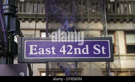 NEW YORK, NY - 13 DICEMBRE 2024: L'East 42nd Street è caratterizzata da un'architettura urbana, che mostra un'atmosfera frenetica della città con impalcature Foto Stock