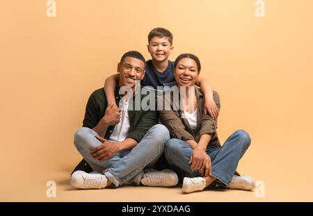 L'amore di famiglia è catturato in un momento di gioia con genitori e figli insieme Foto Stock