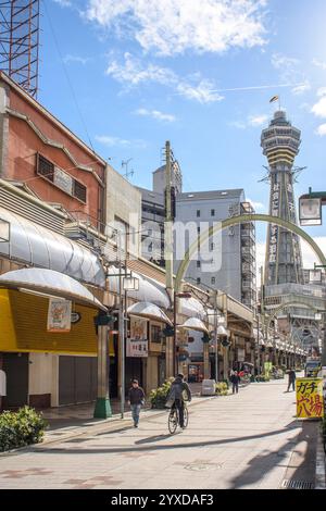 Torre Tsutenkaku famosa attrazione nel quartiere Shinsekai di Osaka, Giappone, il 28 dicembre 2017 Foto Stock