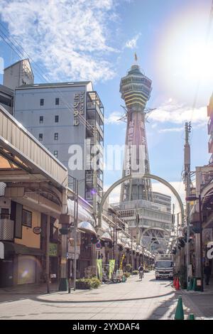 Torre Tsutenkaku famosa attrazione nel quartiere Shinsekai di Osaka, Giappone, il 28 dicembre 2017 Foto Stock