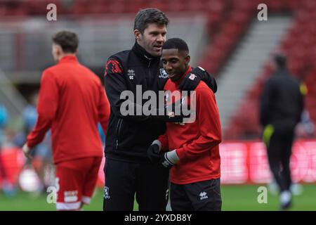 Il Middlesbrough 1st team coach Graeme Carrick a=ND Isaiah Jones durante la partita del Campionato Sky Bet tra Middlesbrough e Millwall al Riverside Stadium, Middlesbrough, sabato 14 dicembre 2024. (Foto: Mark Fletcher | mi News) crediti: MI News & Sport /Alamy Live News Foto Stock