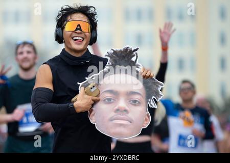 Dallas, Texas, Stati Uniti. 15 dicembre 2024. Un partecipante attraversa il traguardo con una Big Head durante la maratona BMW Dallas 2024 a Dallas, Texas. (Credit Image: © Daniel McGregor-Huyer/ZUMA Press Wire) SOLO PER USO EDITORIALE! Non per USO commerciale! Crediti: ZUMA Press, Inc./Alamy Live News Foto Stock