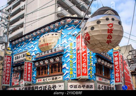 Colorate insegne al neon nel quartiere Shinsekai, nella zona sud del centro di Osaka, nell'area di Minami, famosa per molti ristoranti, negozi, bar e pachinko Foto Stock