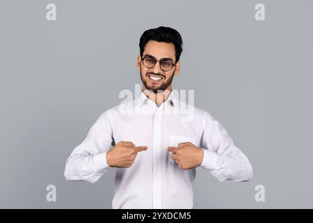 Uomo d'affari del Medio Oriente in un ambiente informale Foto Stock