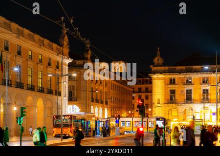 Le torri della cattedrale di Lisbona illuminate di notte dalla piazza Praca do Comércio nel quartiere storico di Lisbona, Portogallo. Foto Stock