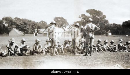 I soldati britannici del Queen's Royal Regiment (West Surrey) effettuarono un'ispezione a piedi durante una marcia lungo la Grand Trunk Road tra Calcutta e Burdwau, India britannica, nel 1926. Foto Stock