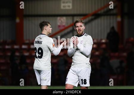 Tamworth, Regno Unito, 14 dicembre 2024. Daniel Batty York City applaude i tifosi dopo la partita della National League tra Tamworth e York ci Foto Stock