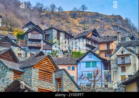 Le tradizionali case in pietra nel villaggio alpino di Brontallo, incastonate sul pendio in Val Lavizzara, Vallemaggia, Ticino, Svizzera Foto Stock