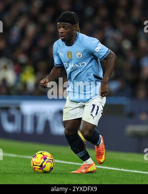 Jeremy Doku del Manchester City fa una pausa con il pallone durante la partita di Premier League Manchester City vs Manchester United all'Etihad Stadium, Manchester, Regno Unito, 15 dicembre 2024 (foto di Mark Cosgrove/News Images) in, il 12/15/2024. (Foto di Mark Cosgrove/News Images/Sipa USA) credito: SIPA USA/Alamy Live News Foto Stock