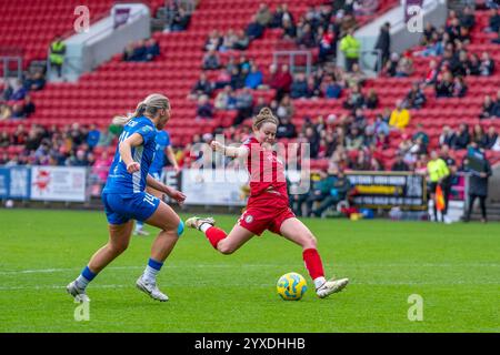 Bristol, Regno Unito. 15 dicembre 2024. Bristol, Inghilterra, 15 dicembre 2024 Emily Syme (Bristol 16) segna il primo gol del Bristol City durante la partita di campionato femminile tra Bristol City e Durham all'Ashton Gate di Bristol, Inghilterra (Rachel le Poidevin/SPP) crediti: SPP Sport Press Photo. /Alamy Live News Foto Stock