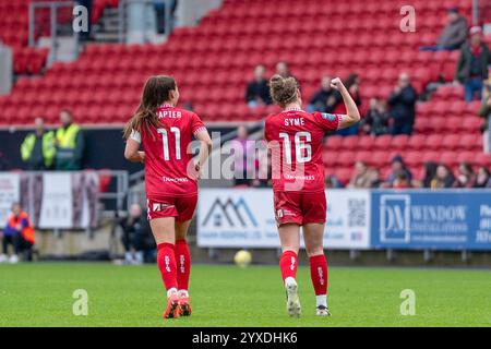 Bristol, Regno Unito. 15 dicembre 2024. Bristol, Inghilterra, 15 dicembre 2024 Emily Syme (Bristol 16) e Jamie-Lee Napier (Bristol 11) celebrano il primo gol di Bristol City durante la partita di campionato femminile tra Bristol City e Durham all'Ashton Gate di Bristol, Inghilterra (Rachel le Poidevin/SPP) crediti: SPP Sport Press Photo. /Alamy Live News Foto Stock