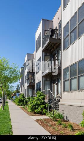 L'esterno anteriore del nuovo edificio di appartamenti è visto dall'angolo Foto Stock