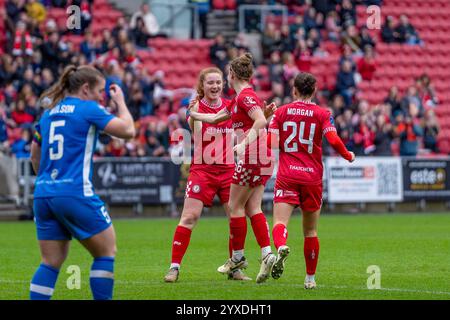 Bristol, Regno Unito. 15 dicembre 2024. Bristol, Inghilterra, 15 dicembre 2024 Libby Bance (Bristol 12), Emily Syme (Bristol 16) e Ffion Morgan (Bristol 24) celebrano il secondo gol di Bristol City durante la partita di campionato femminile tra Bristol City e Durham all'Ashton Gate di Bristol, Inghilterra (Rachel le Poidevin/SPP) credito: SPP Sport Press Photo. /Alamy Live News Foto Stock