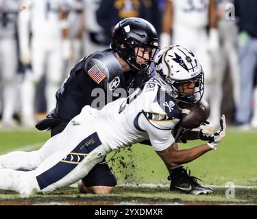 Landover, Maryland, Stati Uniti. 14 dicembre 2024. ANDREW DUHART (13) della Marina fa un intercetto durante l'Army-Navy Game, una partita di rivalità tra college football americano tra gli Army Black Knights della United States Military Academy (USMA) a West Point, New York, e i Navy Midshipmen della United States Naval Academy (USNA) al Northwest Stadium. (Credit Image: © Lynn Fern/ZUMA Press Wire) SOLO PER USO EDITORIALE! Non per USO commerciale! Foto Stock