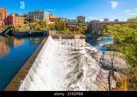 Vista dal Centennial Trail sul lungofiume che guarda le cascate Lower Spokane con il Riverfront Park, il Monroe St. Bridge e il centro di Spokane, Washington USA. Foto Stock