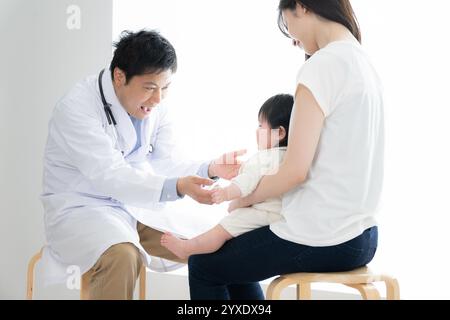 Il controllo medico del bambino Foto Stock