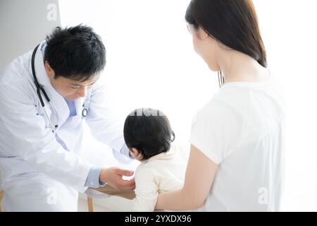 Il controllo medico del bambino Foto Stock