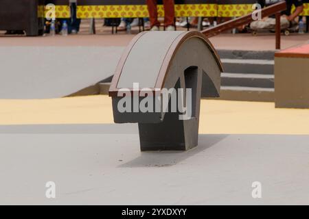 Skateboard scommette corrimano in uno skatepark di Rio de Janeiro, Brasile Foto Stock