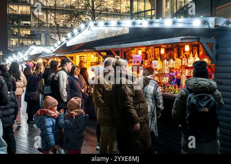 Una vista notturna del 'The Glasshouse', Un luogo pop-up al mercatino di Natale 'Winter by the River', vicino al Tower Bridge, Londra, Regno Unito. Foto Stock