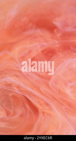 Far cadere il liquido. Vorticoso cloud. Il bianco arancione brillante sfocato spruzza il vapore di nebbia dell'inchiostro di pittura che si muove su uno sfondo artistico astratto. Foto Stock