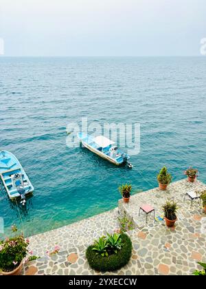 Traghetti di fronte a la Casa del Mundo sul lago Atitlan Guatemala Foto Stock